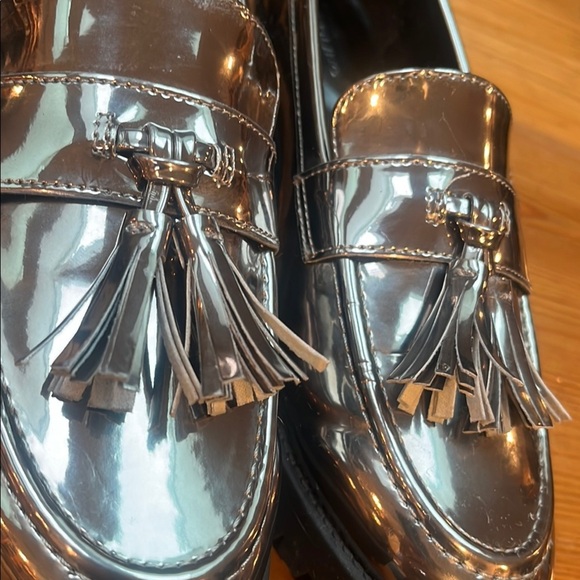 Bandolino Silver Flats with Tassels and Black Sole 8M - Picture 3 of 9